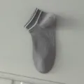 Herren Baumwolle Sneakersocken, atmungsaktive Mesh Kurzsocken in Grau mit weissen Bunden. - Einheitsgröße / Dunkelgrau