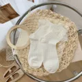 Weisse Socken mit Spitzenvolants, süße Lolita JK Socken im süßen Stil, Detailansicht. - Einheitsgröße / Voll Zopfmuster Spitzenbesatz Milchweiß 24062