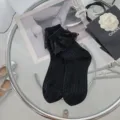Schwarze Spitzen-Rüschensocken Japanische JK Lolita süße modische Wadenstrümpfe für Damen - Einheitsgröße / Zopfmuster Patchwork Großer Spitzenbesatz Schwarz 24060