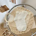 Weiße Damen Socken mit Rüschen und Spitze, süße japanische Lolita Baumwollstrümpfe. - Einheitsgröße / Rauten Band Milchweiß 24058