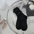Schwarze Wadenstrümpfe mit zarten Spitzenrüschen, ideal für den japanischen Lolita-Stil. - Einheitsgröße / Feiner Streifen Kleiner Spitzenbesatz Schwarz 24061