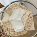 Weiße Spitzen JK Lolita Socken für Damen, süße und modische Sommer Baumwollsocken. - Einheitsgröße / Feiner Streifen Kleiner Spitzenbesatz Milchweiß 24061