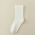 Calzini a tubo medio in cotone bianco tinta unita da donna, stile casual ed elegante. - Taglia unica / Bianco Latte
