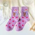 Violette mittelhohe Socken mit süßem Bär und Regenbogen Muster, weiche Baumwolle Damenmode. - Einheitsgröße / Regenbogen