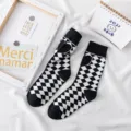 Chaussettes mi-mollet élégantes à motif losanges noir et blanc avec joli cœur pour femmes. - Taille unique / Noir