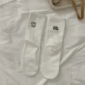 Estilo ins coreano tierno cachorro bordado calcetines de tubo medio blancos asimétricos. - Talla única / Blanco