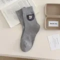 Süße graue Baumwoll-Mittelsocken mit Bärenstickerei Taschen-Design für trendige Damen - Einheitsgröße / Dunkelgrau