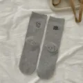 Estilo coreano lindo cachorro bordado calcetines grises de tubo medio moda casual - Talla única / Gris claro