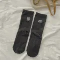 Calcetines grises de media pantorrilla con bordado de cachorro lindo y letras, punto cómodo. - Talla única / Gris oscuro