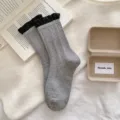 Chaussettes mi-hautes grises à volants noirs et motif cœur discret. Coton doux et confortable. - Taille unique / Gris Avec Volant Noir