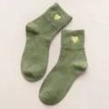 Chaussettes mi-hautes en coton vert olive avec cœur brodé doré, vêtement décontracté d'hiver. - Taille unique / Vert