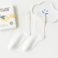Chaussettes mi-hautes blanches en coton avec motif de visage souriant jaune, style japonais. - Taille unique / Jaune