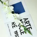 Fiore di gladiolo artificiale bianco a stelo lungo esposto in piano su sfondo artistico per casa. - Bianco