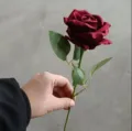 Künstliche einzelne rote Flanellrose Kunstblume für Heimtextilien Fotografie Requisiten. - Dunkelrot