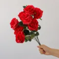 Bouquet di rose rosse artificiali 9 teste fiori finti per decorazione domestica - Rosso Vivo