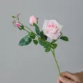 Stelo di rosa artificiale rosa, finto bouquet di fiori con 3 teste per decorazione casa. - Rosa chiaro