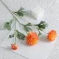 Ramo di ranuncolo artificiale arancione, fiore di simulazione in velluto a 3 teste per casa. - Arancione