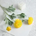 Fiore di ranuncolo artificiale floccato giallo chiaro, 3 teste, lunghezza 52cm per casa. - Giallo chiaro