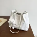Bolso tote de lona blanca con estampado de estrellas, llavero de nube y cadenas para uso diario. - Con Colgante / Blanco Con Colgante
