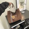 Bolso tote marrón vintage de pana con correa de cadena y colgante de osito para otoño. - Con Colgante / Marrón Oscuro