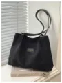Vista dettagliata della borsa tote nera retrò, con grande capacità e stile minimalista. - senza ciondolo / Nero