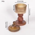 Portacandele in vetro scanalato vintage con base in legno e coperchio, dettaglio decorativo. - Iurta