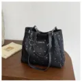 Korean style fashionable large capacity tote bag for women, black star print shoulder bag - Black without Pendant
