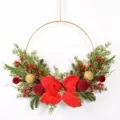 Couronne de Noël rouge or déco suspendue poinsettia boule floquée anneau métal mur 46cm - 86132
