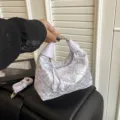 Vista detallada del elegante bolso de mano con brocado de estilo chino en color morado. - Púrpura