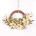 Vista dettagliata della ghirlanda natalizia decorativa con poinsettia dorata e rami. - Oro Champagne 86490