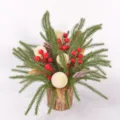 Detailansicht des künstlichen Weihnachts-Kiefernzweig-Bonsai mit roten Beeren im Rindentopf. - Rote Frucht + Beiger Ball