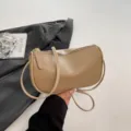 Bolso bandolera hombro bola poliuretano caqui retro vista detallada moda mujer otoño. - Caqui