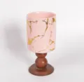Portacandela a calice in ceramica rosa con motivo crepato dorato su base in legno per arredamento. - Vena Dorata Rosa Grande