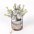 Weihnachts Mini Topfpflanze mit künstlichen Tannenzweigen und silbernen Glitzerbeeren Deko - Silber