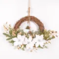 Dettaglio ravvicinato della ghirlanda natalizia decorativa con poinsettia bianche e campanelle. - Bianco con Campana 86492
