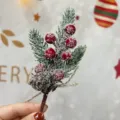 Accessorio floreale con ramo di pino natalizio artificiale e bacche rosse per decori - Stile Rosso