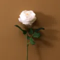 Fiore di rosa bianca artificiale a stelo singolo con foglie verdi per decorazione. - Bianco