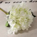 Mazzo di fiori di ortensia bianca artificiale per decorazioni di nozze e feste in casa. - Bianco