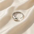 Anillo abierto de gota plateada vista detallada, acabado pulido, talla ajustable, joyería chic. - Color acero