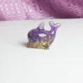 Détail de figurine de dauphin en résine de cristal faite main, gravier violet et feuille d'or. - Lilas