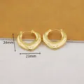 Vista detallada de pendientes de aro de corazón de acero dorado con medidas de 24x23mm. - Corazón