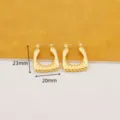 Pendientes de aro geométricos de acero inoxidable chapado en oro 18K, vista detallada. - Rayas