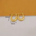 Elegantes pendientes de aro dorados en forma de U con diseño texturado para uso diario. - Pendientes en Forma de U Texturizados en Diagonal / Dorado