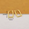 Primer plano detalle de pendientes de aro dorados con motivo de bambú rectangular medidas. - Nudo de bambú
