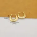 Primer plano detallado de pendientes de aro de acero inoxidable dorado con detalles de tamaño. - Pendientes de Aro con Relieve de Estrella / Dorado
