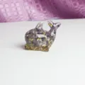 Figurine de dauphin en résine faite à la main avec éclats d'améthyste pour bureau maison. - Violet de rêve