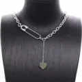 Collar de cadena de clavícula punk gótico de acero de titanio con imperdible y corazón para mujer - Estilo 1