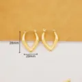 Orecchini a cerchio in acciaio inossidabile dorato con elegante design rigato, 28x20mm. - Orecchini Tessuti a Forma di V / Oro
