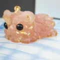 Ornement de lion en résine de cristal rose avec des feuilles d'or, figurine déco de table. - Quartz rose
