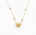 Detalle de collar con colgante de corazon de acero inoxidable, cuentas de 3mm y cadena. - Dorado